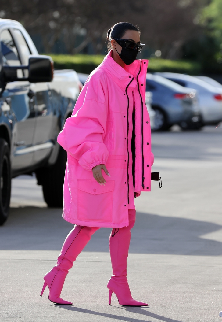 Видно издалека: Ким Кардашьян в ярко-розовом тотал-луке Balenciaga
