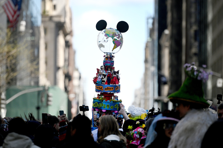 Чайник на голове, яйца и цыплята: в Нью-Йорке прошел ежегодный парад безумных шляп