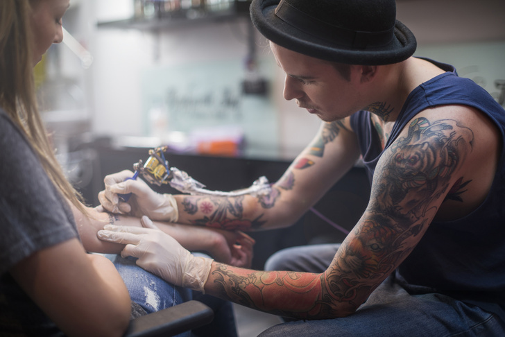 татуировка на ухе запретная тату на руке для подруг на кисти руки на шее, на пальцах рук мужские для пары