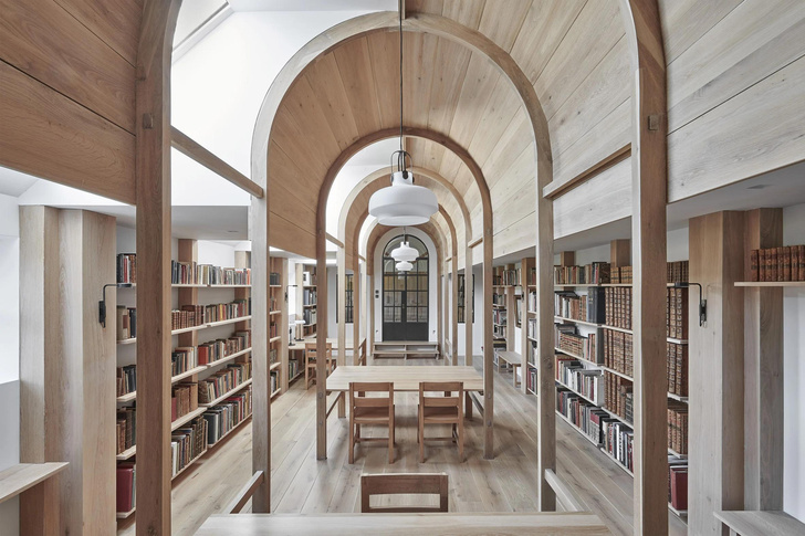Библиотека в здании бывшего коровника в Англии