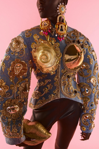 Красота спасет мир: самые потрясающие образы звезд в нарядах Schiaparelli, от которых замирает сердце