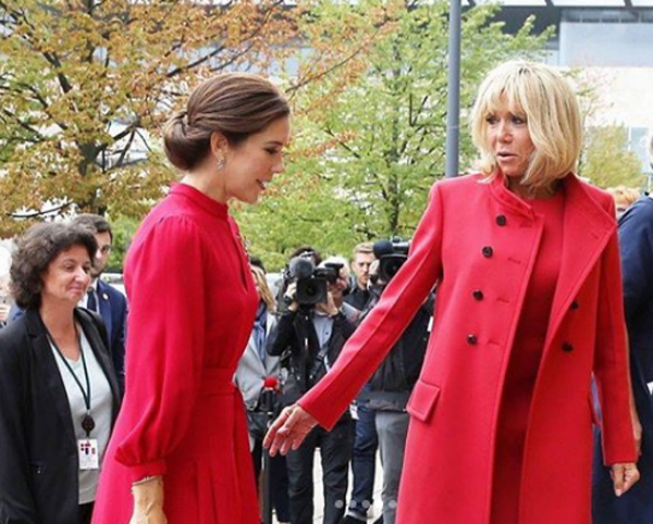 Брижит Макрон и датская принцесса Мэри в нарядах одинакового цвета