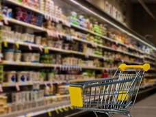 Рубль укрепляется, а цены на товары и продукты питания не падают. Что происходит?