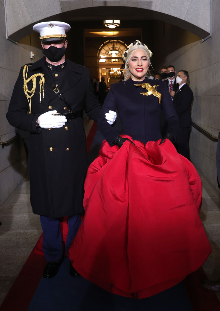 Ход королевы: Леди Гага в платье Schiaparelli на церемонии инаугурации президента США