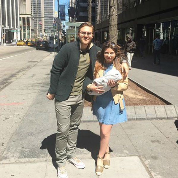 Супруги уже гуляют с малышом по улицам Нью-Йорка