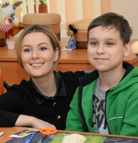 Мария Кожевникова с одним из воспитанников центра
