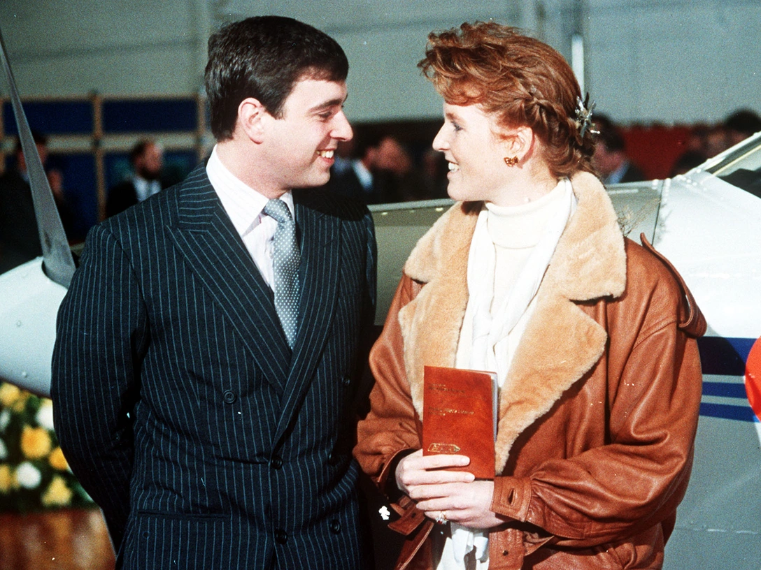 Принц Эндрю и поздравляет герцогиню Сару с получением лицензии пилота | marieclaire.ru