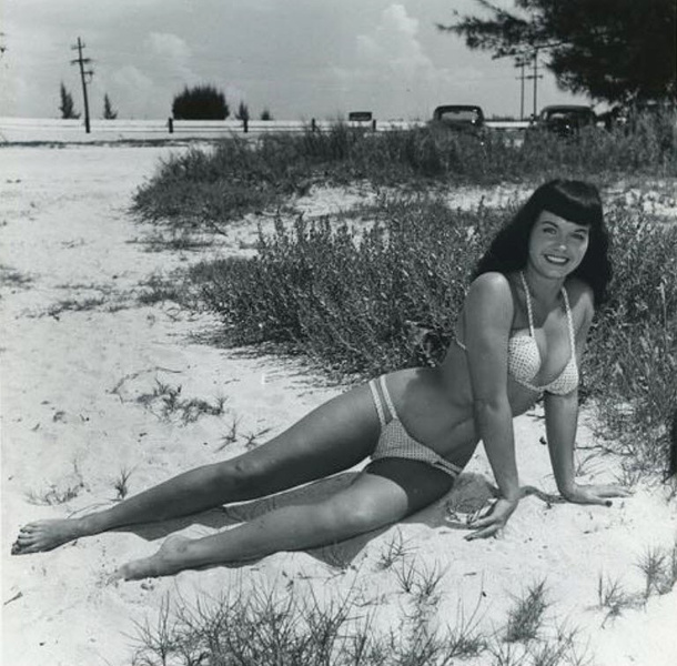 Девушка на пляже и еще 14 эротических ретрофотографий