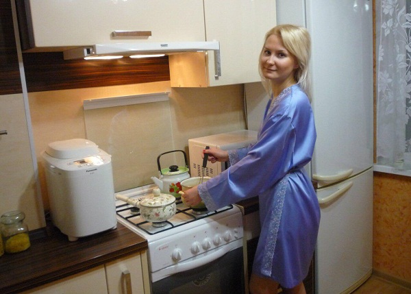 Катя Богданова на кухне той самой квартиры, которую продал Должанский