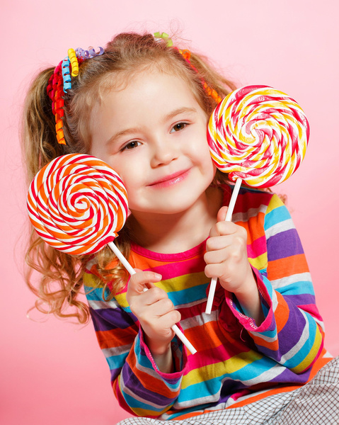 «Не запрещайте сладости»: стоматолог назвал безопасное число конфет для детей