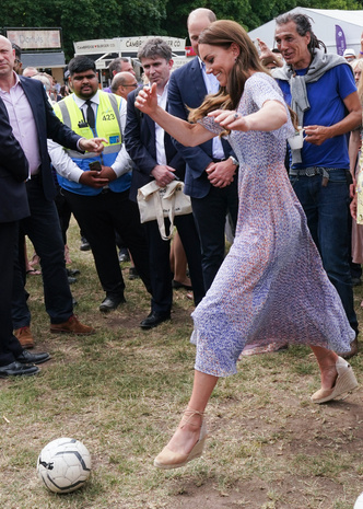 Герцогиня-бунтарка: Кейт Миддлтон играет в футбол в платье и пьет пиво