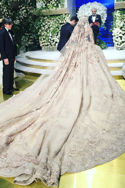 Невесте было сложно передвигаться из-за огромного шлейфа платья
