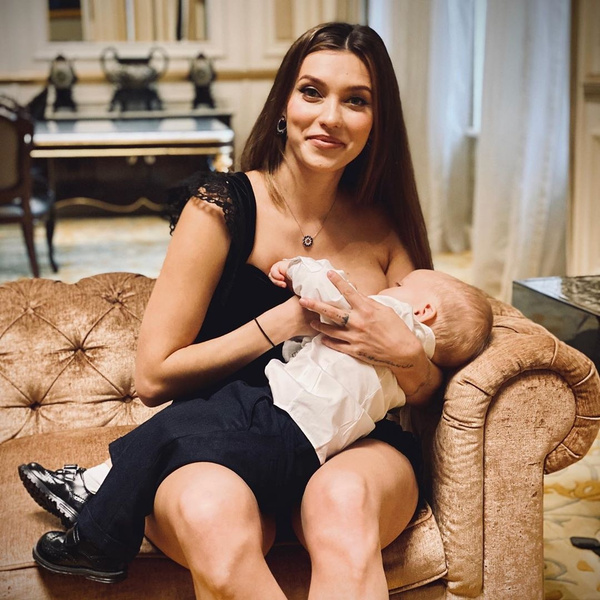 В день рождения сына Регина Тодоренко показала фото, на котором кормит его грудью в вечернем платье