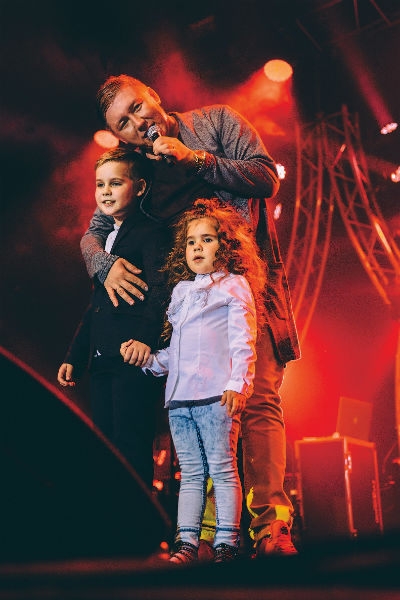 Дети Степы и Кати, 10-летний Даня и 4-летняя Адриана, часто приходят на концерты поддержать папу
