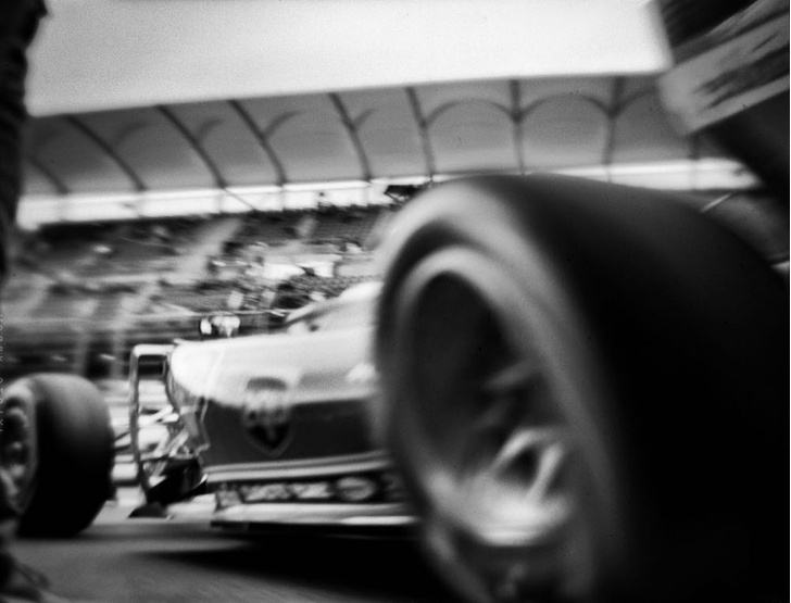 Посмотрите на гонки «Формулаы-1» через объективе столетней камеры