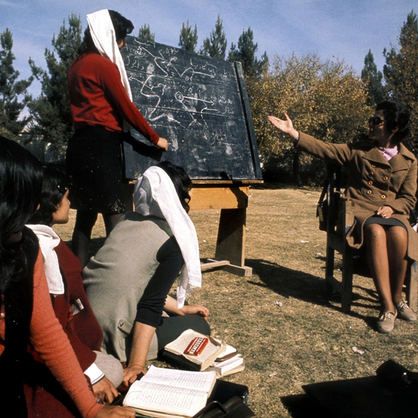 Урок биологии в школе. 1972 год | Источник: Getty Images