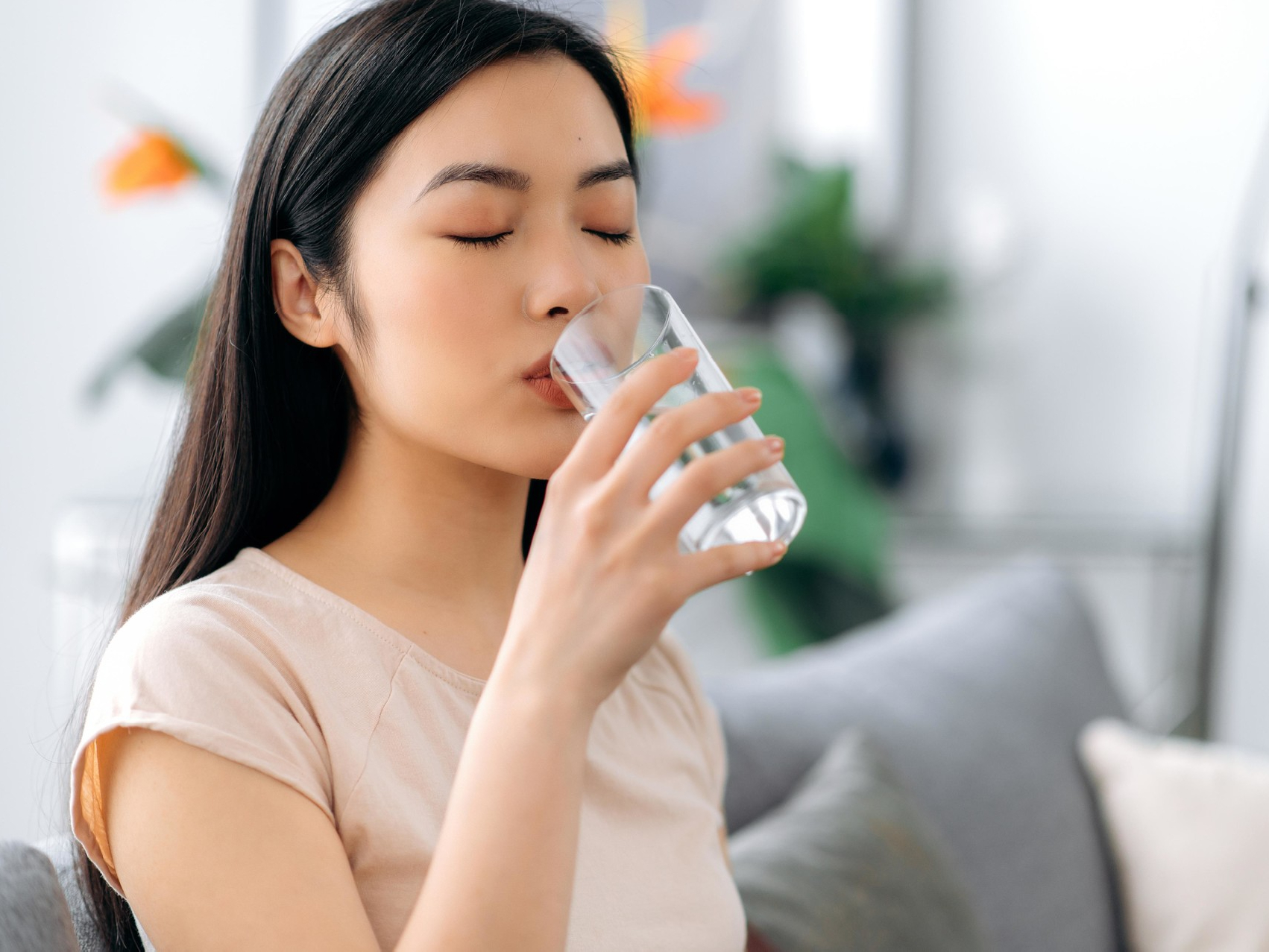 Китайцы считают, что пить горячую воду - это не просто обычная привычка, это способ заботы о своем здоровье. Они уверены, что утренний ритуал питья горячей воды помогает укрепить организм, улучшить общее состояние и продлить жизнь.