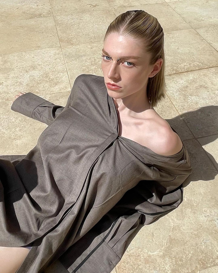 Трансгендерная модель Хантер Шафер показывает, как носить платье-рубашку