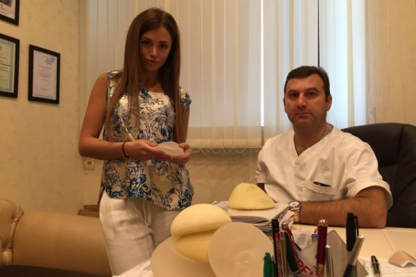 Операцию по увеличению груди провел знаменитый пластический хирург Тигран Алексанян