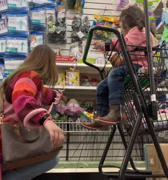 Мама объяснила, почему водит дочь по супермаркету на поводке