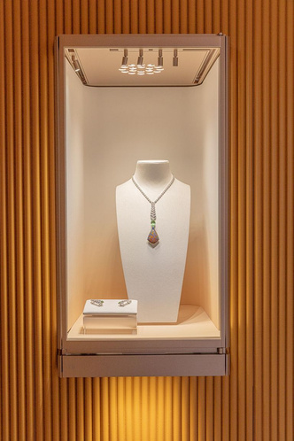 Новая коллекция Beautés du Monde от Cartier в декорациях Хайме Айона
