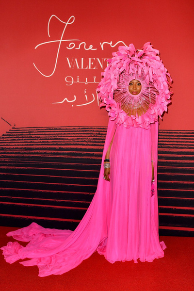 Платье-безумие Наоми Кэмпбелл и элегантный холостяк Хадид: звезды ловили вдохновение на Forever Valentino