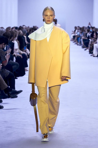 Пиджаки без лацканов и неожиданные принты в лаконичной коллекции Jil Sander SS22