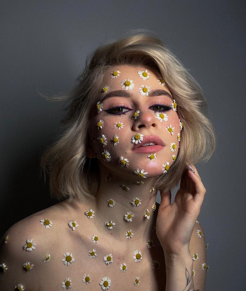 Темная помада, стразы и цветы: 10 самых модных макияжей Вашей Маруси