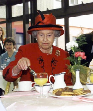 Почему королева Елизавета II всегда завтракает дважды?