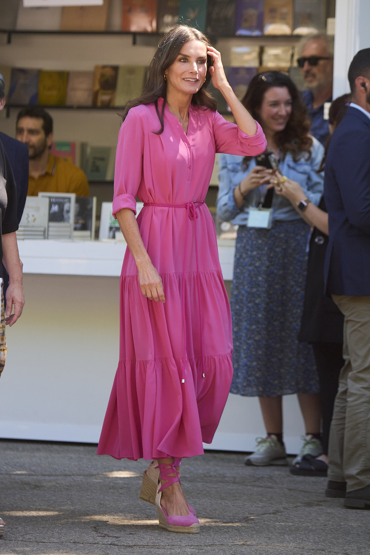 Женственно и расслабленно: королева Летиция в воздушном розовом платье и на танкетках посетила книжную ярмарку