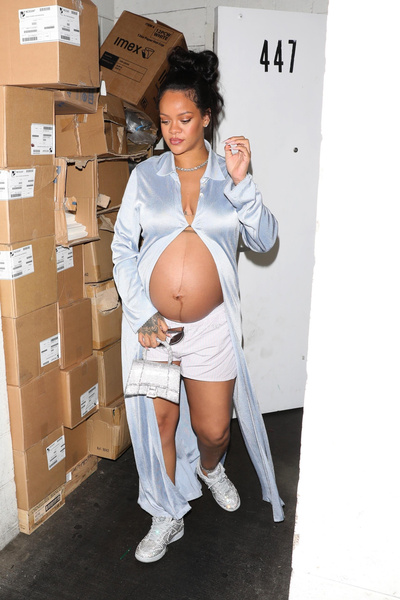 Ждем второго: 10 самых стильных образов Рианны во время первой беременности