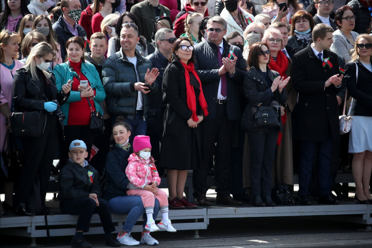 «В этом обезумевшем мире найдутся те, кто осудит нас»: парад Победы в Минске посетили тысячи жителей города