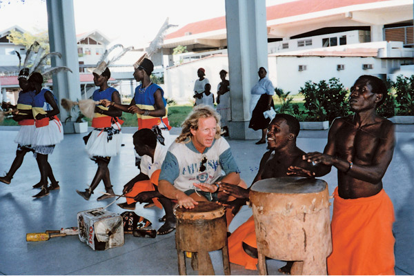 Крис Кельми испытывал страсть к ударным инструментам, Кения, 1997 год