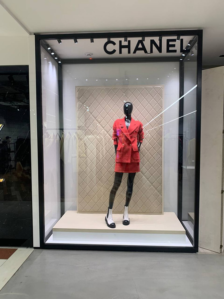 Громко хлопнули дверью, но остались: в ЦУМ привезли новую коллекцию Chanel, а в бутиках продают сумки из-под полы