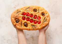 Домашний хлеб по-итальянски: простой рецепт фокаччи с помидорами и чесноком
