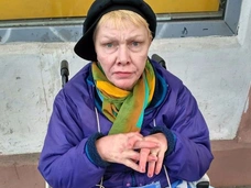Парализованная чемпионка СССР побирается в центре Петербурга