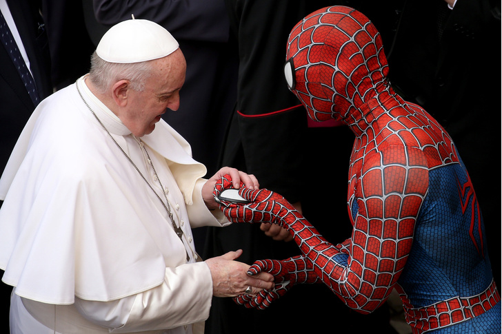 Ватикан, 23 июня. «Человек-паук передает Понтифику флешку с каталогом попов-педофилов»