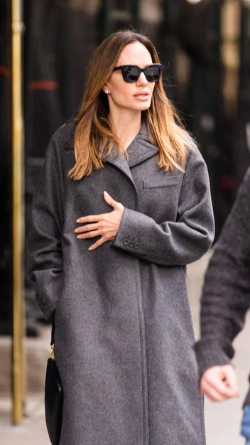 Классика жанра: Анджелина Джоли в базовом аутфите, который смотрится модно и дорого | marieclaire.ru