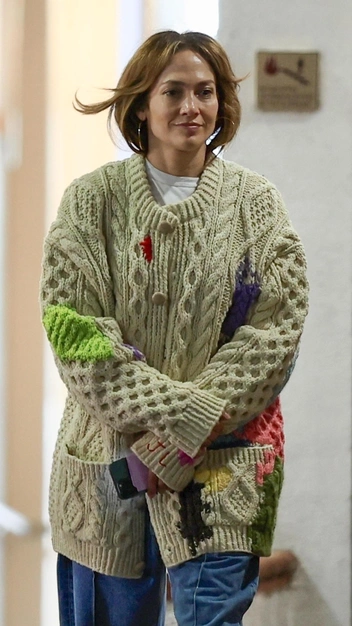 Этим летом вам нужен кардиган, как у Дженнифер Лопес, — он будет в тренде весь сезон | marieclaire.ru