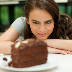 Ученые назвали десерт, который сжигает жир на животе