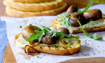 Брускетта с грибами, луком и соусом песто