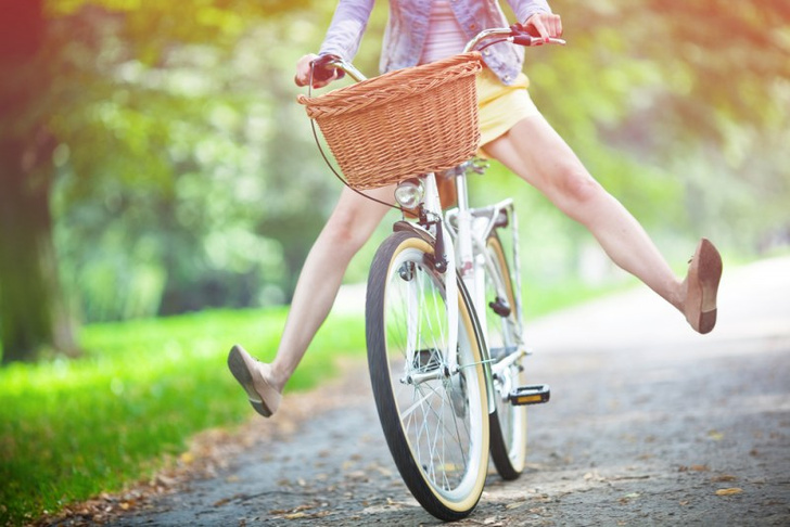 Женщина и велосипед