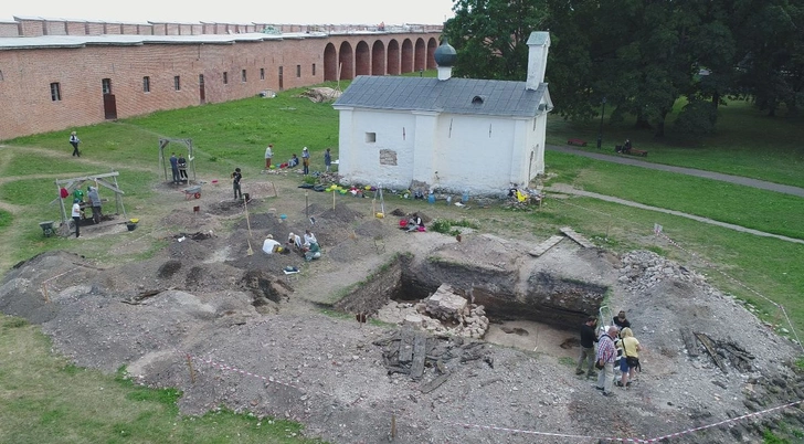 В Новгороде обнаружили старинные фрески