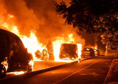 Поджог машин, обстрел фейерверками: второй день беспорядков во Франции после убийства подростка полицейским