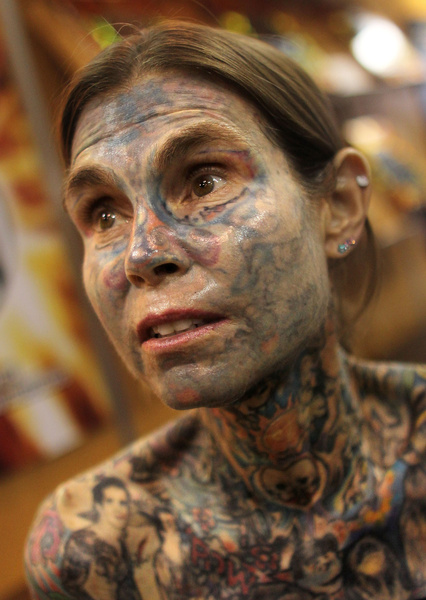 Закрылась тату, но не убереглась от одиночества: почему самая татуированная женщина в мире умерла несчастной
