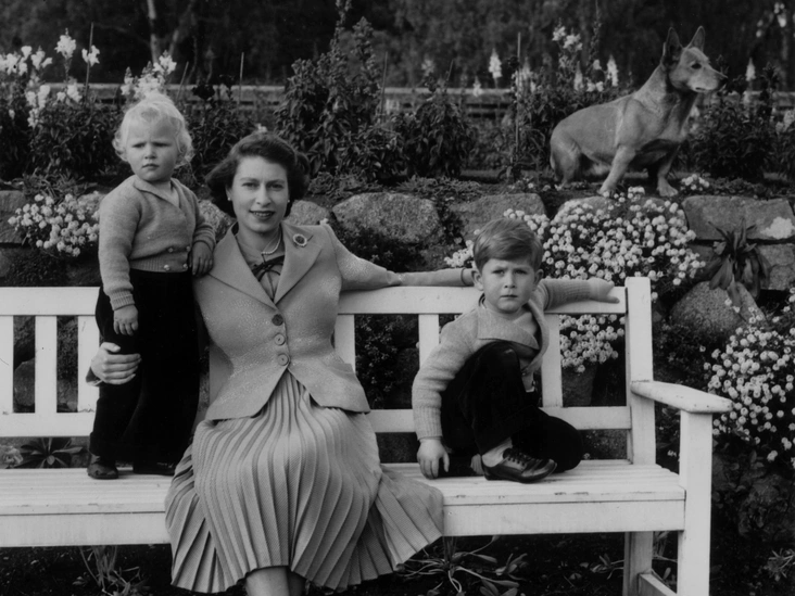 Елизавета с детьми — принцессой Анной и принцем Чарльзом — в саду замка Балморал, 28 сентября 1952