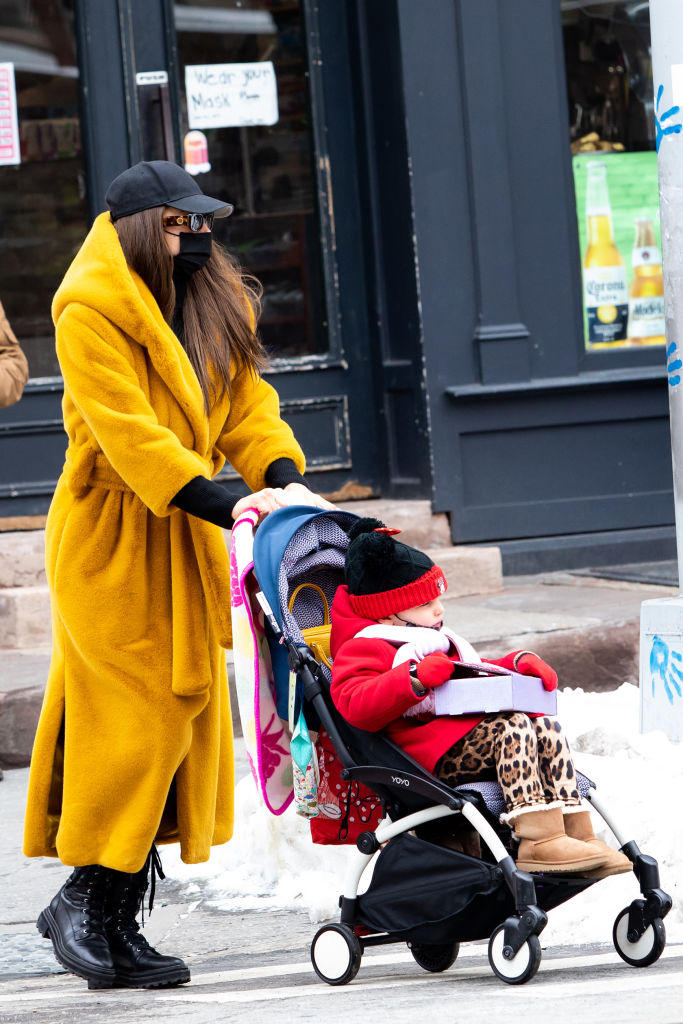 Само очарование: Ирина Шейк показала дочь в милой шапочке во время прогулки в Нью-Йорке