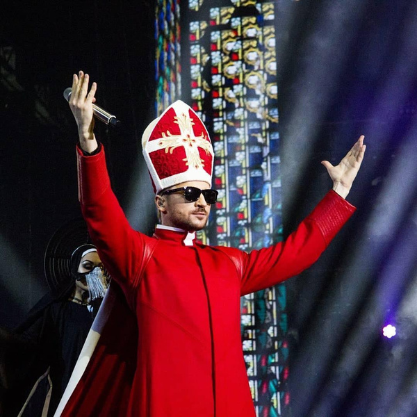 Сергея Лазарева осудили за выступление в костюме Папы Римского