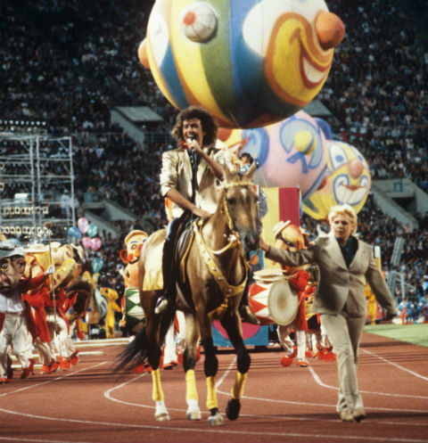 Каждый выход на сцену Леонтьева запоминается - на XII Международном фестивале молодежи в 1985 году он выступал верхом на коне