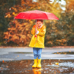 10 красивых и надежных дождевиков, в которых ребенку будет комфортно в непогоду